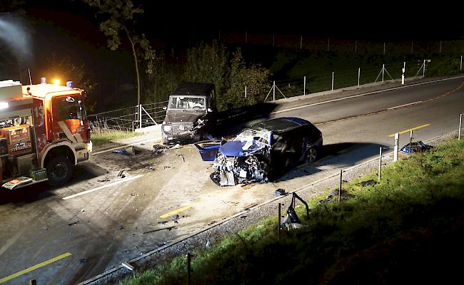 Eine Person lebensbedrohlich, eine zweite erheblich verletzt: In Neuheim ZG sind am Donnerstagabend zwei Autos heftig frontal zusammengestossen.