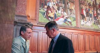 Peter Bloetzer (rechts) im Jahr 1999 im St&auml;nderatssaal im Gespr&auml;ch mit Christoffel Br&auml;ndli (SVP). 

