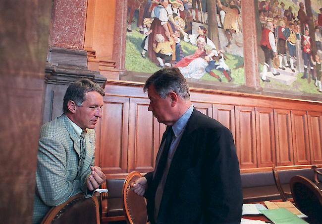 Peter Bloetzer (rechts) im Jahr 1999 im Ständeratssaal im Gespräch mit Christoffel Brändli (SVP).