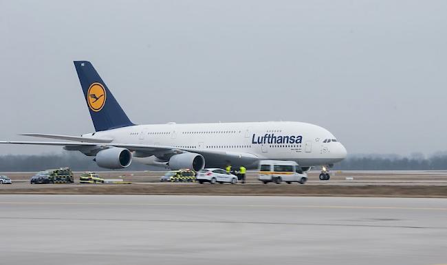 Eine Lufthansa-Maschine aus München musste am Samstagmorgen in Genf wegen Rauch im Cockpit notlanden. (Archivfoto)