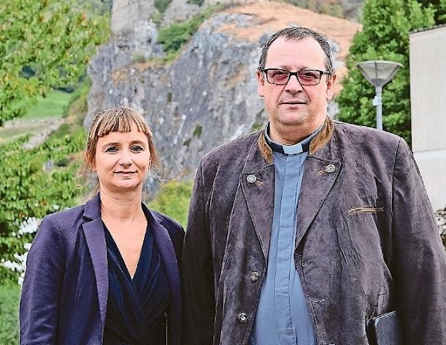 Historisch versiert. Vorstandspräsidentin Marie-Claude Schöpfer und
Pfarrer Paul Martone.Foto WB