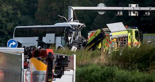 Auf der Autobahn A2 in der N&auml;he von Sigirino TI hat sich am Sonntagmorgen ein Unfall ereignet. Ein Buss prallte in einen Pfosten. 