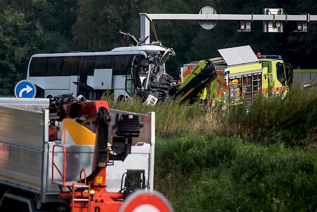 Auf der Autobahn A2 in der Nähe von Sigirino TI hat sich am Sonntagmorgen ein Unfall ereignet. Ein Buss prallte in einen Pfosten.