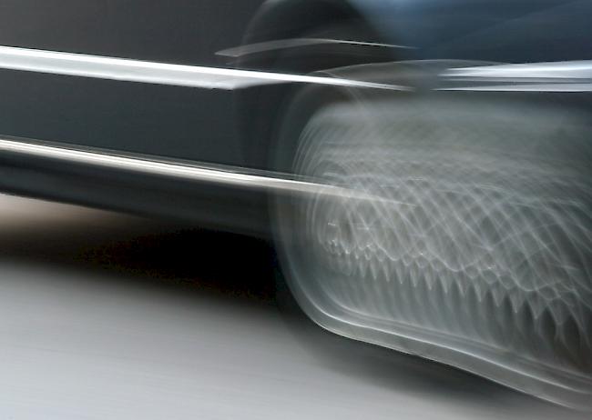 Immer wieder verursachen Autofahrer schwere Verkehrsunfälle, weil sie ihre Fahrten live ins Internet übertragen.