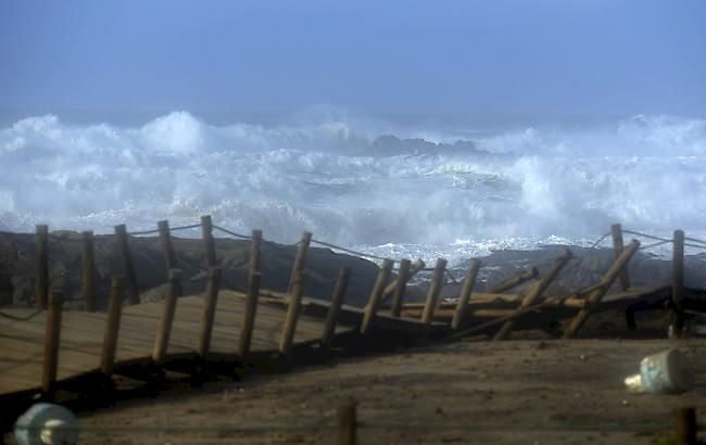 Der Sturm "Leslie" ist am Samstagabend an der Atlantik-Küste auf das Festland getroffen. 