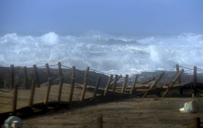 Der Sturm "Leslie" ist am Samstagabend an der Atlantik-Küste auf das Festland getroffen.