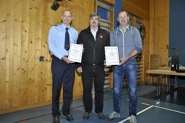 Die abtretenden Kommandanten Christian Grand (links), FW Naters, und Markus Kiechler, FW Leukerbad (rechts) mit Guido Bregy.