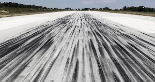 Weil die Landung eines Sportflugzeugs am Sonntagnachmittag missgl&uuml;ckte, ist ein Flugzeug in eine Menschengruppe gest&uuml;rzt. 


