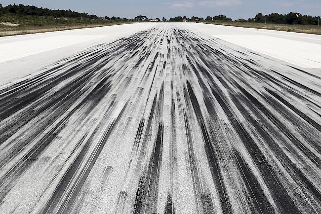 Weil die Landung eines Sportflugzeugs am Sonntagnachmittag missglückte, ist ein Flugzeug in eine Menschengruppe gestürzt.