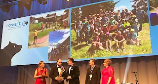 Auszeichnungen am Nationalkongress: Claudia Chinello, Pr&auml;sidentin JCI Schweiz, Matthias Volken (JCI Brig), Moderator Sven Epiney, Fabian Schmidhalter (JCI Brig) sowie Daniela Isch vom Nationalkomitee JCI Schweiz (v.l.). 