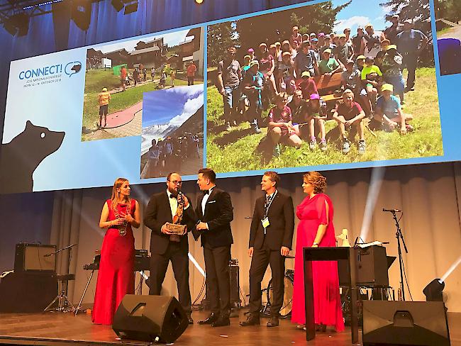 Auszeichnungen am Nationalkongress: Claudia Chinello, Präsidentin JCI Schweiz, Matthias Volken (JCI Brig), Moderator Sven Epiney, Fabian Schmidhalter (JCI Brig) sowie Daniela Isch vom Nationalkomitee JCI Schweiz (v.l.).