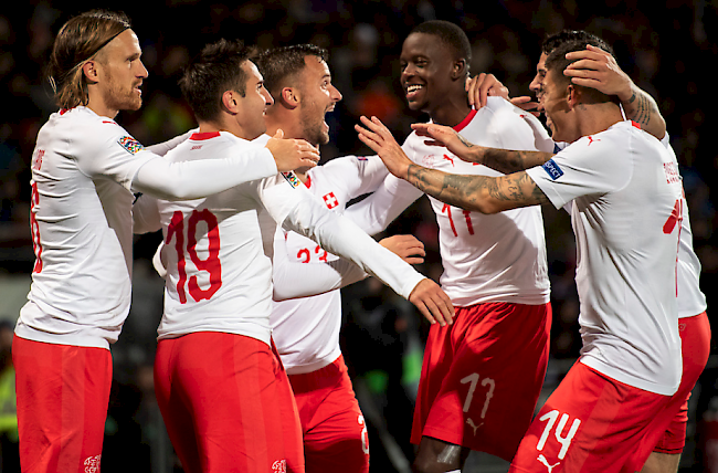 Haris Seferovic feiert das 1:0 gegen Island.