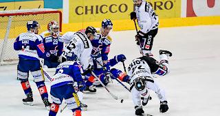 Die Visper Fogstad Vold (vorne) und Ritz (Mitte) gegen eine Vielzahl Klotener.