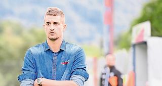 Balasz Kaiser wird f&uuml;r seinen Job an der Seitenlinie des SC Lalden  leistungsabh&auml;ngig entsch&auml;digt.