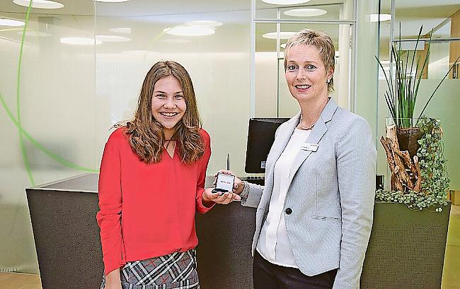 Liana Truffer mit der Leiterin Privatkundenberatung Christine Wyssen.