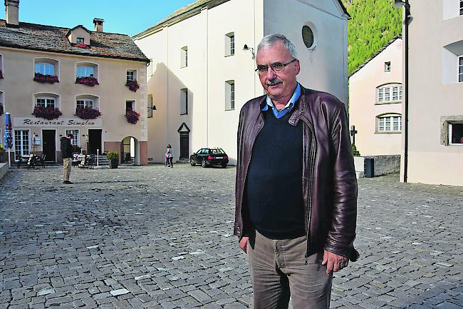 Josef Escher führt regelmässig Dorfführungen in Simplon Dorf durch.