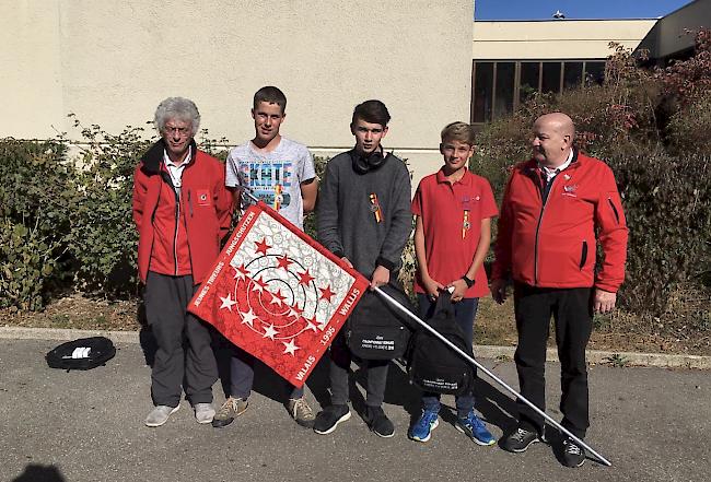 Die drei Erstklassierten in der Kategorie U13 –17 mit Sieger Leon Summermatter und dem Zweiten Jan Karlen. Links Norbert Mariaux und rechts Sepp Anthenien, Verantwortliche Nachwuchs beim WSSV.