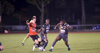 Lucca Fryand gegen den ex-Barcelona-Spieler Alex Song, die Oberwalliser hielten den grossen FC Sitten einige Zeit in Schach.