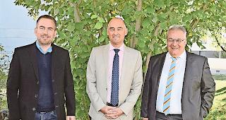 Verwaltungsrat. S&eacute;bastien Pico, CEO der EHC Visp AG (links), Daniel Bellwald, VR-Pr&auml;sident der Lonza Arena AG (Mitte), und Elmar Furrer, designierter Gesch&auml;ftsf&uuml;hrer der Lonza Arena AG. Foto WB