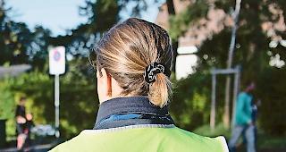 Im Normalbereich. Der Grossteil der Verkehrslenker in Varen h&auml;lt sich an die innerorts geltenden Geschwindigkeitslimiten. Foto keystone