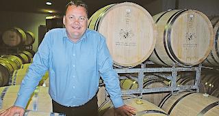 Qualit&auml;t garantiert. Diego Mathier in seinem Barrique-Keller. Er setzt im Moment national die Massst&auml;be.