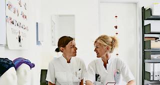 St&uuml;tzen in schwierigen Zeiten. Barbara Wartlsteiner (links) und Inge Berchtold sind f&uuml;r Brustkrebspatientinnen da.Foto WB