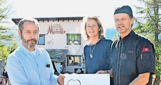 Grosse Anerkennung. Carmen und Am&eacute;d&eacute;e Kalbermatten  vom Restaurant Moosalp mit Patrick Jenelten, Ambassador  der Gilde Oberwallis.Foto wb