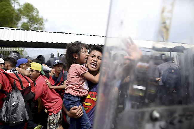 Dramatische Szenen. Wollen in Richtung USA: Zahlreiche lateinamerikanische Migranten an der Grenze zwischen Guatemala und Mexiko.