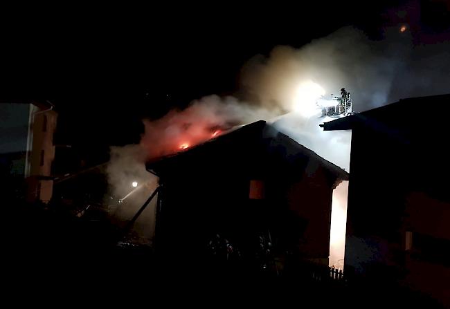 Bei einem Brand eines Wohnhauses in der Nacht auf Sonntag in Visperterminen hat eine Person ihr Leben verloren, zwei weitere mussten mit Rauchgasvergiftungen ins Spital eingeliefert werden.