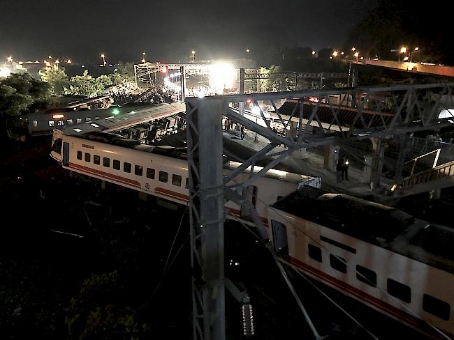 Der Zug war auf dem Weg in die ostchinesische Küstenstadt Taitung. Er sei erst seit sechs Jahren in Betrieb gewesen, berichtete die Bahnbehörde.