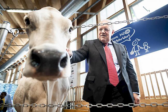 Bundesrat Johann Schneider-Ammann posiert mit einer Kuh, an der Eröffnung der 76. OLMA.