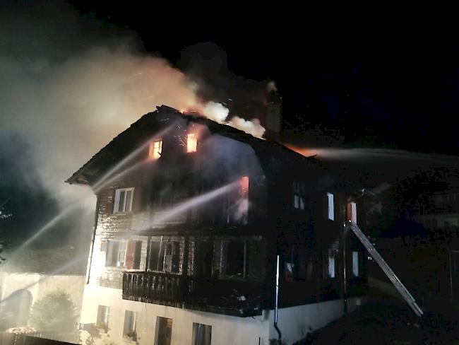 Bei einem Brand in einem Holzhaus in Visperterminen ist am Samstag eine betagte Frau ums Leben gekommen.