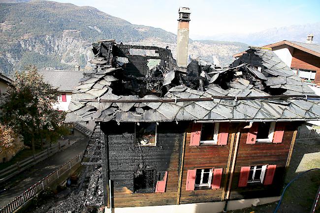 Bei einem Brand in einem Holzhaus in Visperterminen ist am Samstag eine betagte Frau ums Leben gekommen.