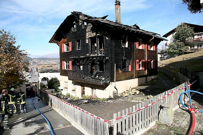 Bei einem Brand in einem Holzhaus in Visperterminen ist am Samstag eine betagte Frau ums Leben gekommen.