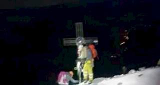 Dank der zuverl&auml;ssigen Zusammenarbeit zwischen Pilot, Rettungssanit&auml;ter sowie Rettungsspezialist konnte das gut eingespielte Team diese Windenbergung sicher und erfolgreich durchf&uuml;hren.