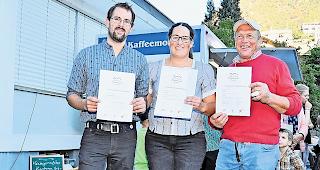 Erste Sieger bei der K&auml;sepr&auml;mierung. Heinz Jossi, Alpe Gletsch-Muttbach,  Dorina Volken, Binntal, und Toni Mooser, T&auml;schalp (von links). 
