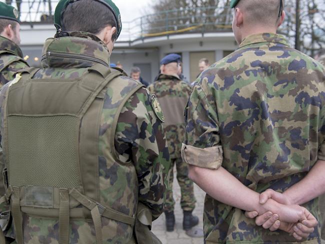 Bundesbeschluss. Schweizer Soldaten sollen weiterhin ausländische Vertretungen in der Schweiz schützen. (Symbolbild)