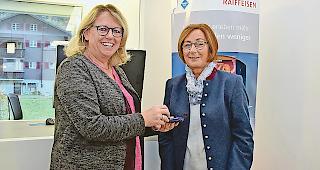 Kundenberaterin Nicole Schwery (links) mit Gewinnerin Susanne Ritz.