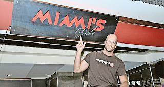 Angekommen. Kaech vor dem soeben montierten Schild im hinteren Teil des Clubs, wo es &laquo;dunkel, laut und blitzig&raquo; wird.Foto WB