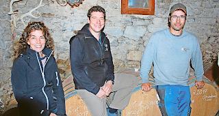 DIROSO. DIego, ROman und SOnja Baumann (von rechts) freuen sich auf die Er&ouml;ffnung ihrer neuen Kellerei im Herbst des kommenden Jahres.Foto wb