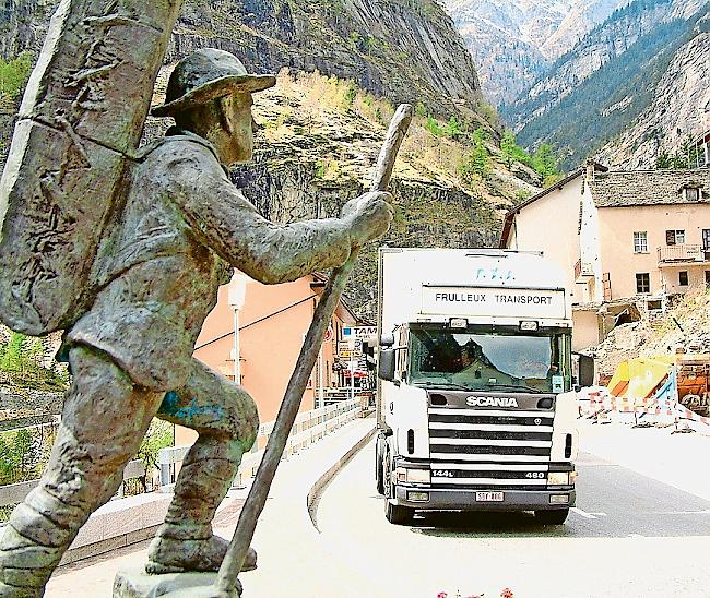 Lastwagen, welche die geltenden Verordnungen nicht erfüllen, soll so rasch wie möglich die Nutzung von Tunnels und Pässen in den Schweizer Alpen untersagt werden.