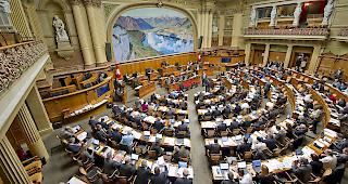 Der Nationalratssaal im Bundeshaus: Die Abgeordneten fehlen viel seltener bei Abstimmungen als in den 1990er-Jahren.