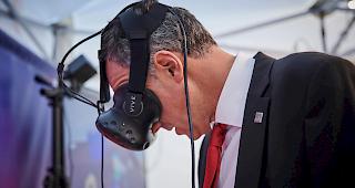 In einer anderen Realit&auml;t &ndash; Staatsrat Christophe Darbellay probierte die VR-Brille