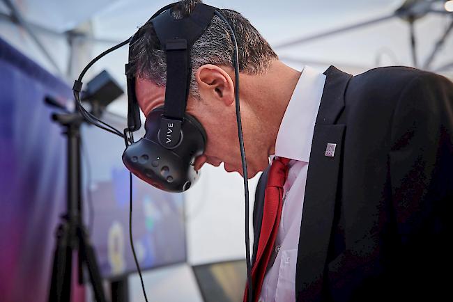 In einer anderen Realität – Staatsrat Christophe Darbellay probierte die VR-Brille