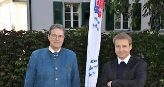 <b>Stabswechsel.</b> Der abtretende Pr&auml;sident Jean-Ren&eacute; Fournier gibt an den neugew&auml;hlten Philippe Nantermod ab.