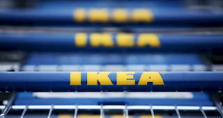 Nach dem Tod eines von einer Kommode erschlagenen Kleinkindes hat sich Ikea mit der Familie des Jungen auf einen Vergleich geeinigt.