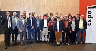 Die Referenten der CSPO-Parteiversammlung (v.l.): Nationalrat Thomas Egger neben mit Parteipr&auml;sident Alex Schwestermann und Versicherungsfachmann J&uuml;rg Hallenbarter zusammen mit den Kandidatinnen und Kandidaten der CSPO f&uuml;r den Verfassungsrat.