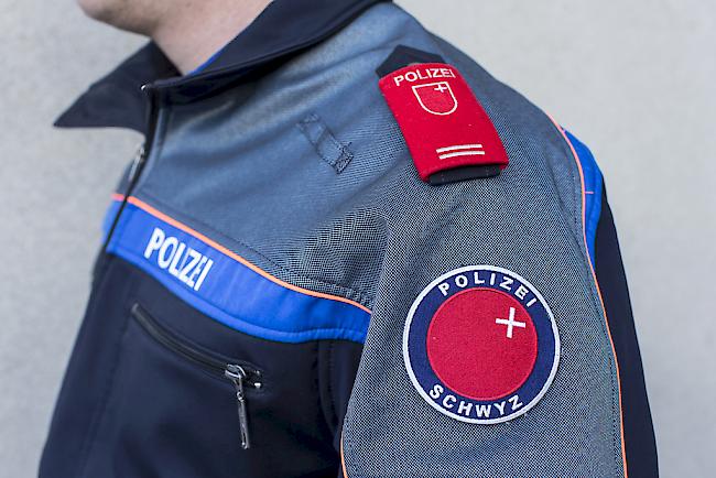Der Schwyzer Kantonspolizei ist bei einer Grosskontrolle ein mutmasslicher Schlepper ins Netz gegangen. 