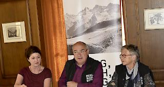 Sie orientierten in Brig: Patricia Meyer, Andreas Weissen und Hildegard Loretan, Vorstandsmitglieder von BergBuchBrig.