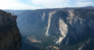 Im Yosemite Nationalpark in den USA ist ein Paar von dem Aussichtspunkt Taft Point in den Tod gest&uuml;rzt.